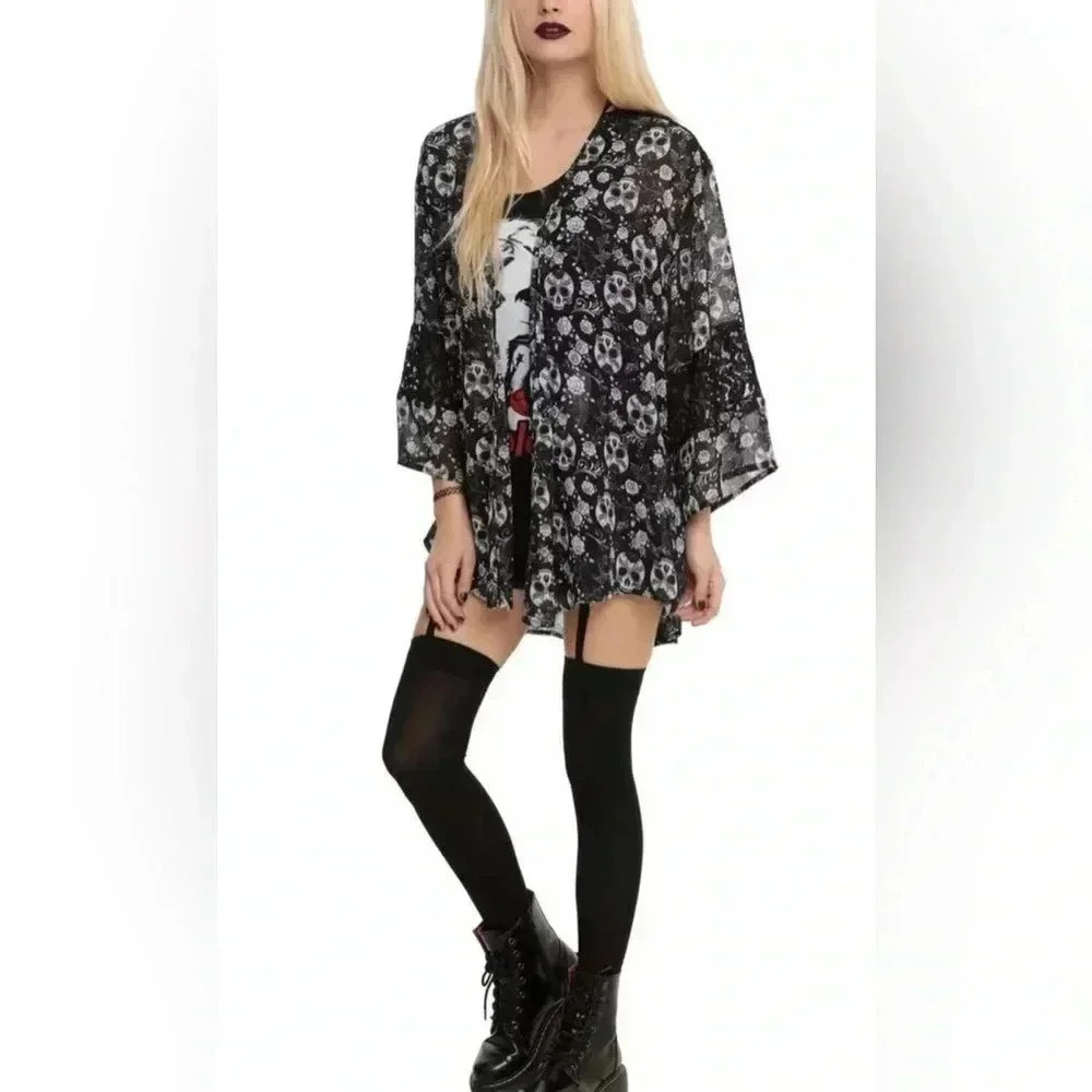 Hot Topic Black White Skulls and Roses Lace Kimono Coverup Robe Small Medium